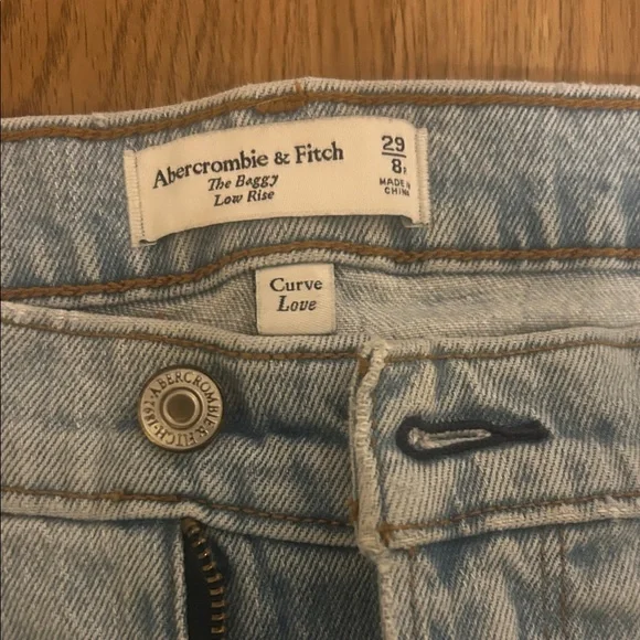 Abercrombie & Fitch Light Wash Baggy Low Rise Curve Love Jeans - Picture 2 of 2